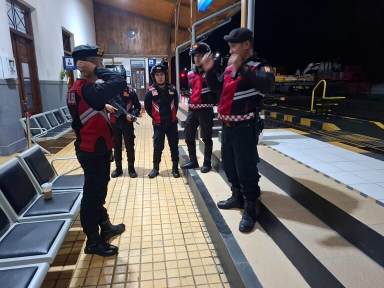 Polres Ciamis Gelar Patroli Dialogis di Stasiun KA untuk Amankan Mobilisasi Mudik Lebaran