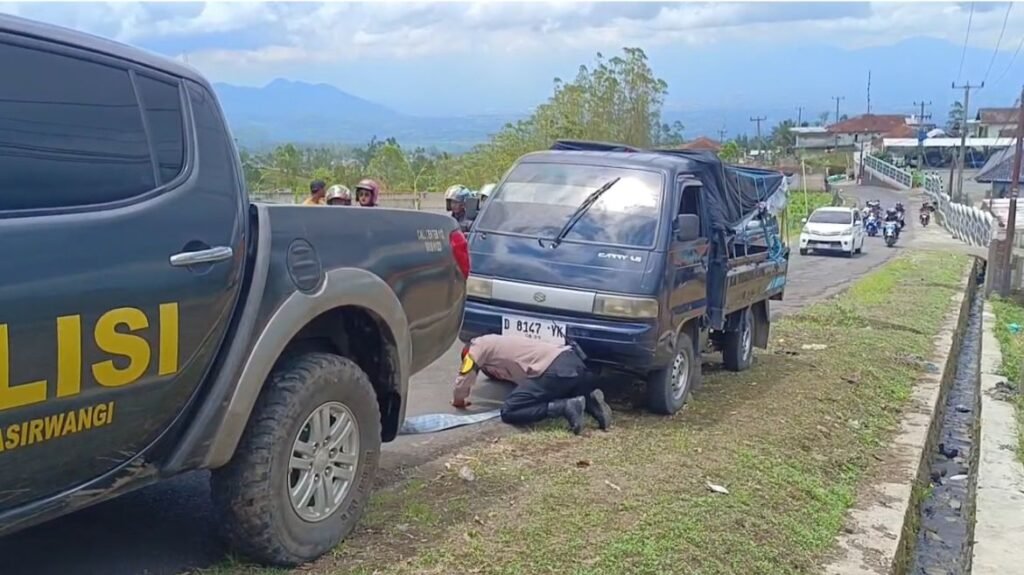 Polres Garut Siagakan Mobil Ranger Untuk Derek Mobil Yang Mogok Di Tanjakan Curam Pasirwangi