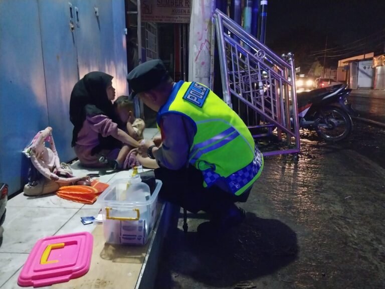 Respon Cepat Polisi, Berikan Pertolongan pada Korban Kecelakaan