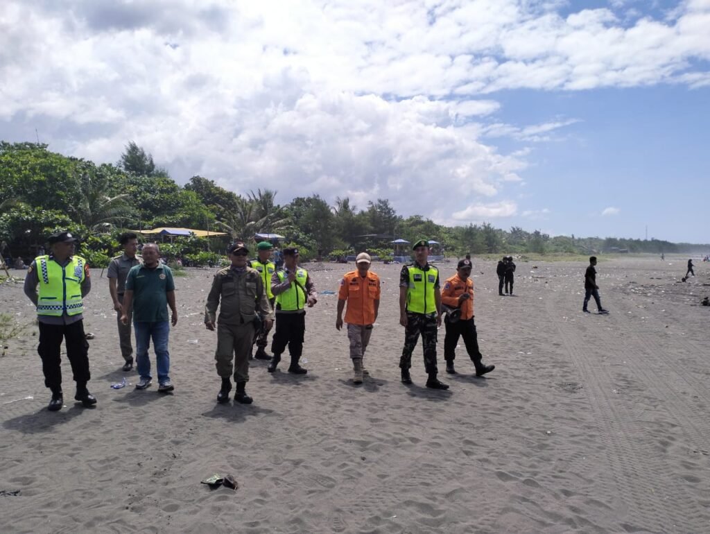 Ribuan Wisatawan Padati Pantai Selatan Tasikmalaya, Polisi Patroli Pastikan Keamanan dan Kenyamanan Pengunjung