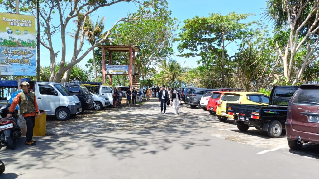 Ribuan Wisatawan Padati Pantai Selatan Tasikmalaya, Polisi Patroli Pastikan Keamanan dan Kenyamanan Pengunjung 2 IMG 20250403 WA0045