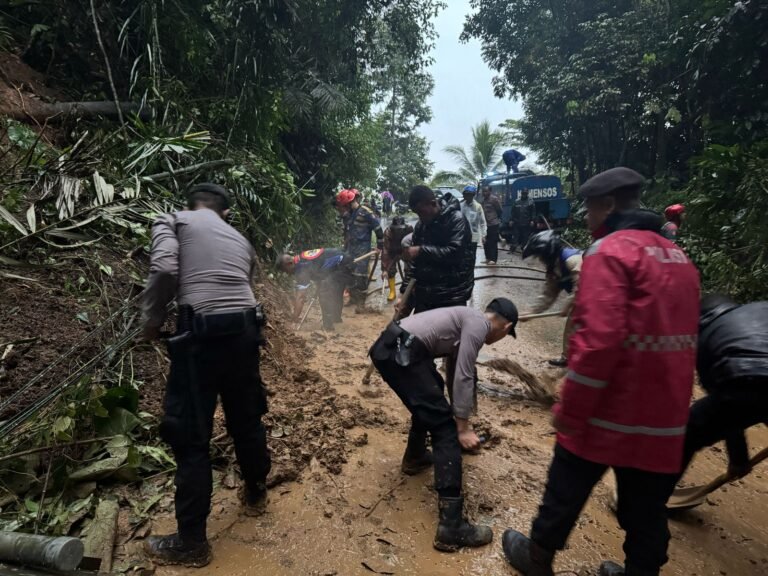 Polisi Di Tasikmalaya Selatan, Evakuasi Jalan Longsor Akibat Hujan Yang Tinggi Serta Angin Kencang