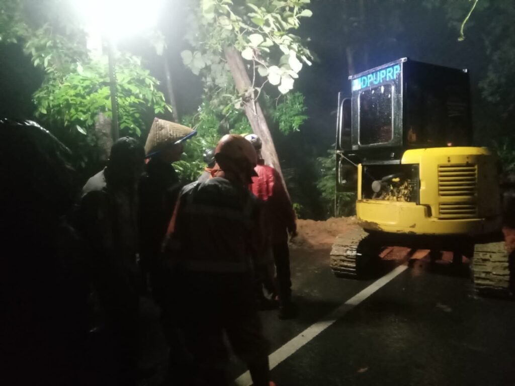 Personel Polsek Pamarican Datangi TKP Bencana Tanah Longsor dan Gotong Royong Bareng Warga