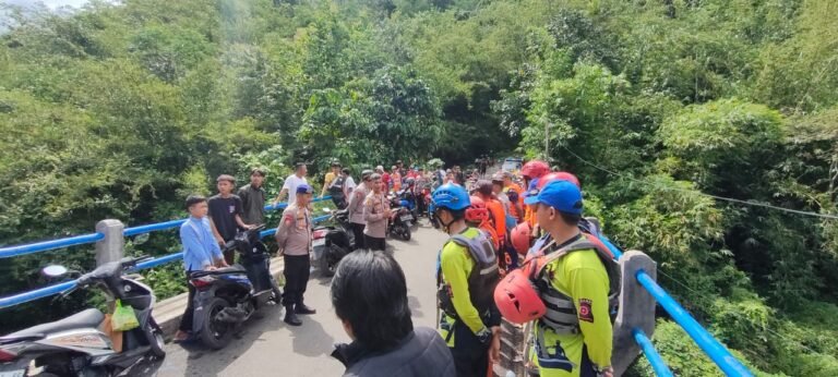 Polsek Cipatujah Bantu Seorang Warga Yang Hanyut Di Sungai Cipalu