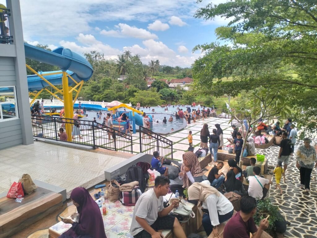 Polsek Cihaurbeuti Gelar Pengamanan di Obyek Wisata Waterboom Sukahaji Selama Libur Lebaran