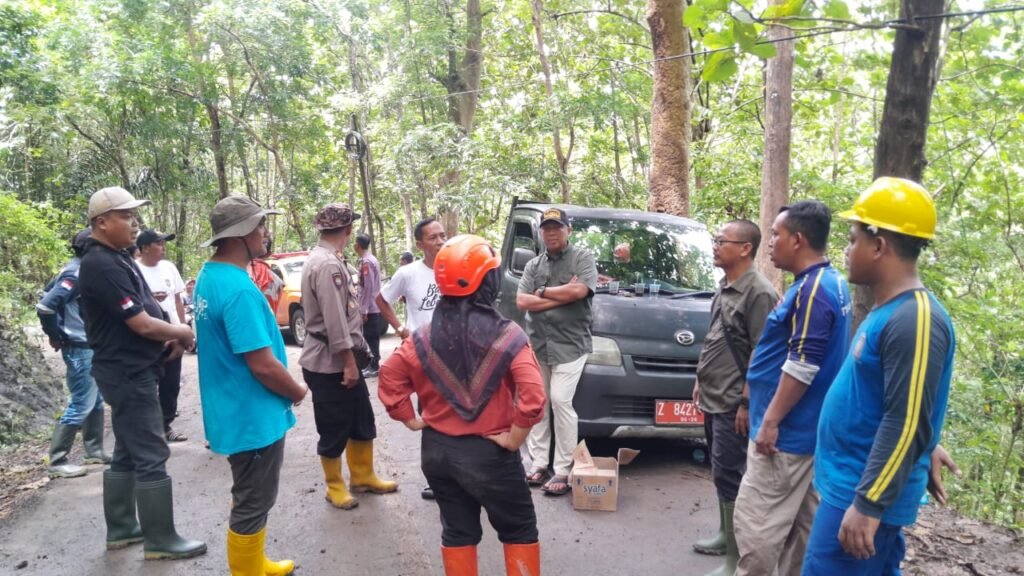 Kapolsek Pamarican Dampingi Sekda Pantau Pembersihan Material Longsor di Desa Neglasari