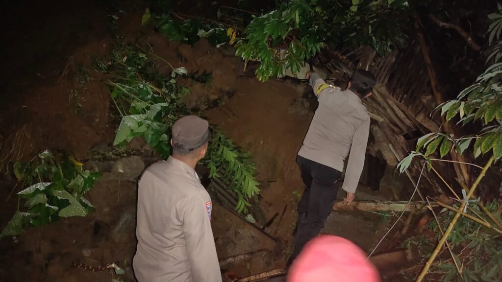 Polsek Kawali Polres Ciamis Datangi TKP Bencana TPT Warga Roboh Dihantam Hujan