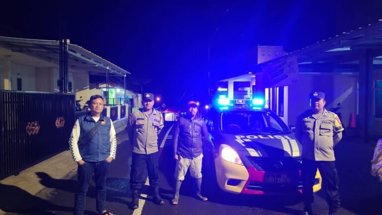 Berikan Rasa Aman di Lebaran 2025, Personel Polsek Kawali Polres Ciamis Patroli di Malam Hari