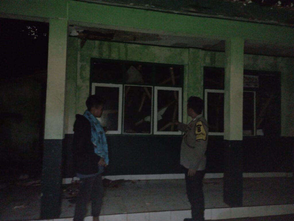 Kesiapsiagaan Bencana, Polsek Kawali Polres Ciamis Datangi Sekolah Ambruk Dihantam Hujan Deras