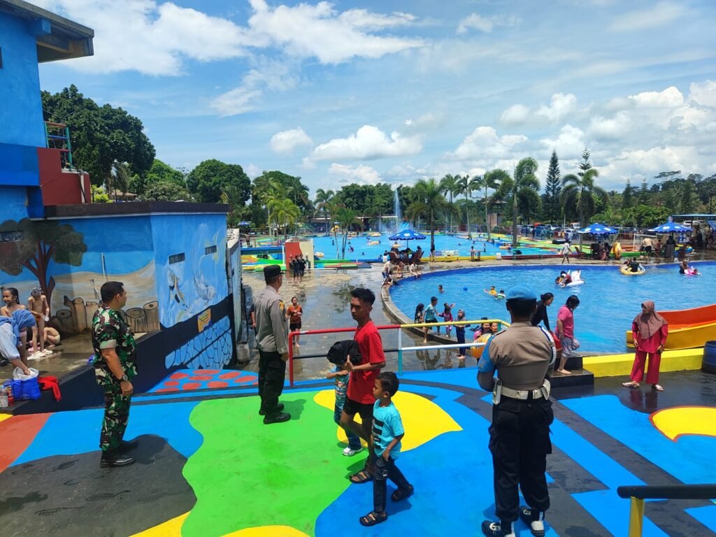 Cipkon Libur Lebaran 2025, Polsek Cipaku Polres Ciamis Awasi Kawasan Obwis di Desa Jalatrang