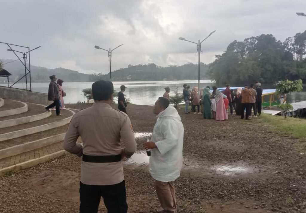 Ops Ketupat Lodaya 2025, Polsek Panjalu Polres Ciamis Cek Kegiatan Warga di Obwis Situ Lengkong