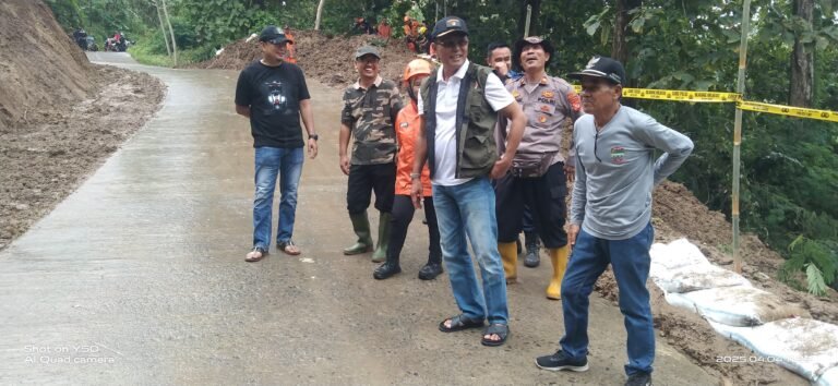 Kapolsek Pamarican Dampingi Bupati Ciamis Pantau Pembersihan Material Longsor di Desa Neglasari