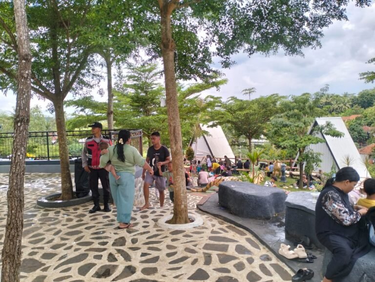Ops Ketupat Lodaya 2025, Polsek Cisaga Polres Ciamis Cek Kegiatan Warga di Obwis Jiju Asia Park