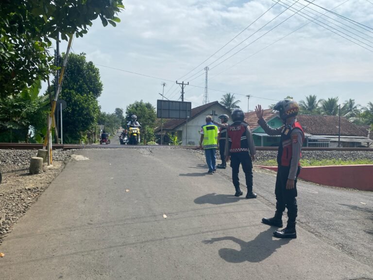 Kapolres Ciamis Tegaskan Keselamatan Pemudik Prioritas Utama, Satgas Preventif Samapta Lakukan Pengamanan di Perlintasan Kereta Tanpa Palang Pintu