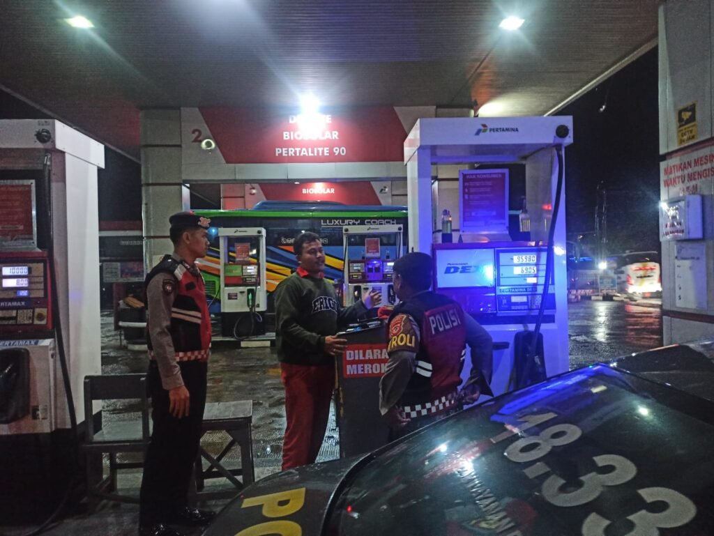 Patroli Dialogis Sat Samapta Polres Ciamis Pastikan Keamanan SPBU Selama Arus Mudik Lebaran 1446 H