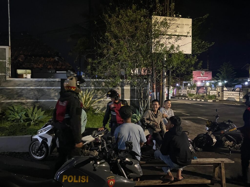 Patroli Sat Samapta Polres Ciamis Ajak Warga Jaga Keamanan Rumah Kosong yang Ditinggal Mudik