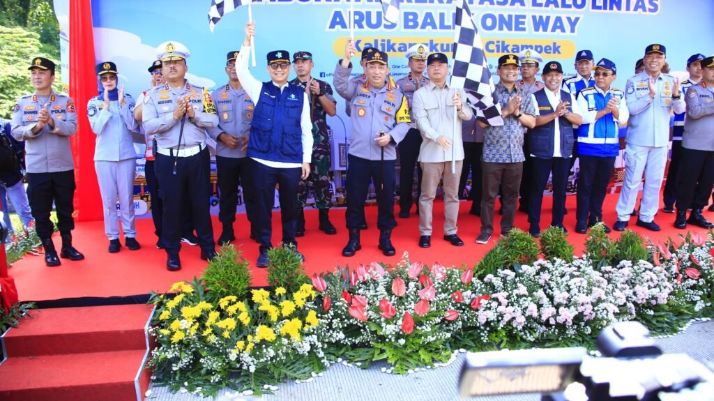 Kapolri Pimpin Pelepasan One Way Nasional Tol Kalikangkung-Cikampek