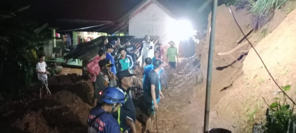 Kesiapsiagaan Bencana, Kapolsek Panawangan Turun Bantu Evakuasi dan Amankan Lokasi Longsor