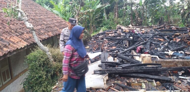 Diduga Dari Bara Api Tungku, Polsek Cipaku Polres Ciamis Datangi TKP Kebakaran Rumah di Selamanik