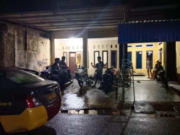 Berikan Rasa Aman di Lebaran 2025, Personel Polsek Kawali Polres Ciamis Patroli di Malam Hari