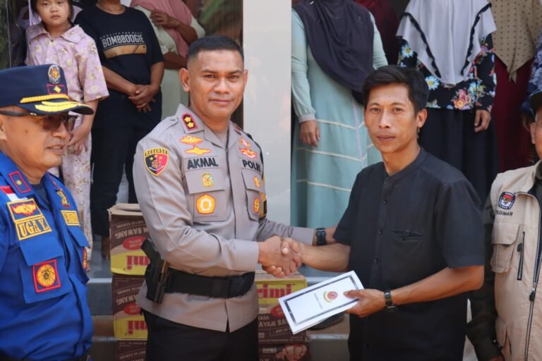 Kapolres Ciamis Tinjau Lokasi Tanah Longsor di Panawangan, Salurkan Bantuan dan Pastikan Keselamatan Warga