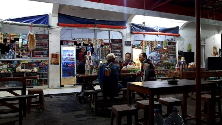 Berikan Rasa Aman di Malam Hari, Polsek Cijeungjing Polres Ciamis Intens Patroli Biru