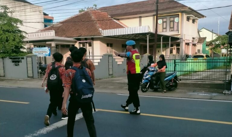 Pelayanan Masyarakat, Polsek Cipaku Polres Ciamis Siaga di Jalan Padat Saat Hari Pertama Sekolah