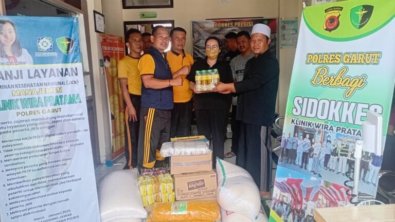 Tunjukan Rasa Kepedulian, Sidokkes Polres Garut Salurkan Sembako ke Santri
