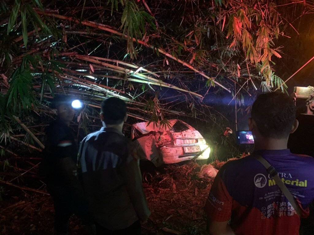 Tiga Orang Alami Luka Ringan Akibat Laka Lantas di Karangkamulyan, Polsek Cijeungjing Lakukan Cek TKP