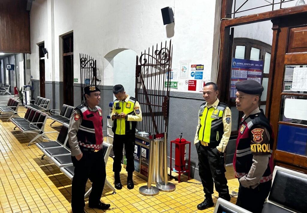 Cegah Tindak Kriminalitas, Samapta Polres Ciamis Patroli ke Stasiun KA Ciamis Beri Imbauan Kamtibmas