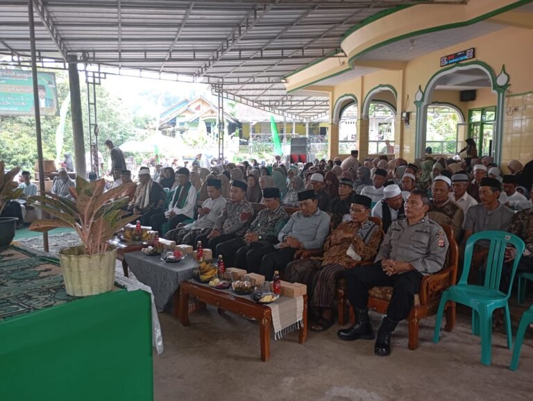 Polsek Kawali Polres Ciamis Hadiri Pengajian Rutin Bulanan dan Halal Bi Halal Desa Karangpawitan