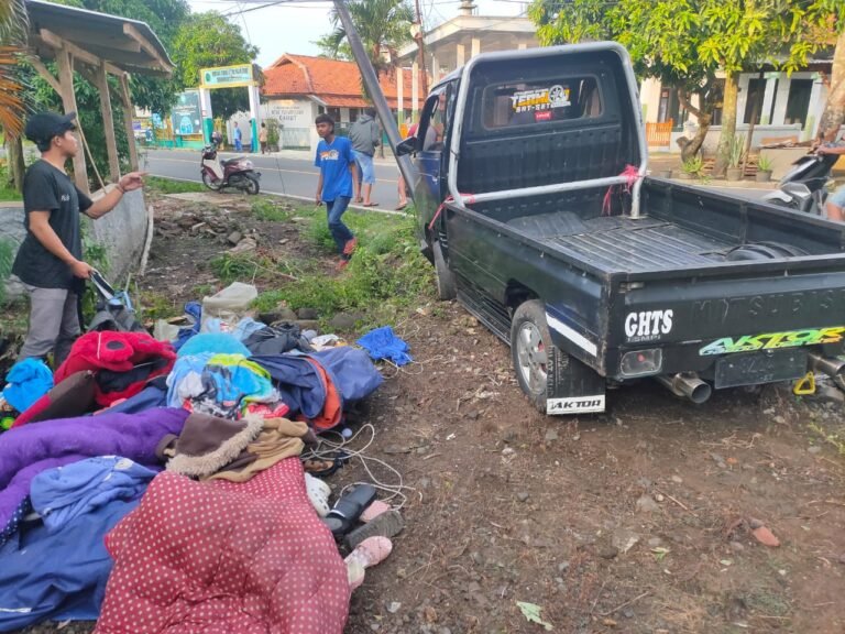 Polsek Cikelet Evakuasi Korban Kecelakaan Tunggal Pickup Mitsubishi L300