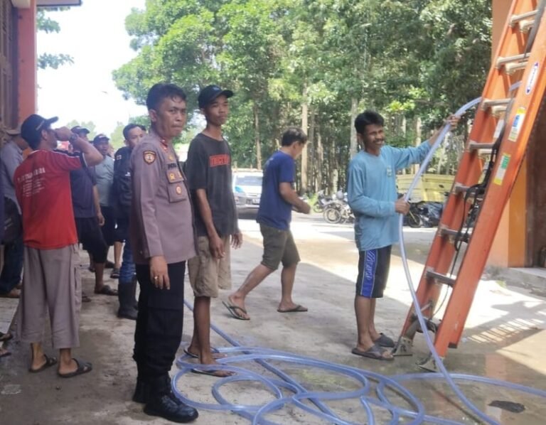Polsek Caringin Cek TKP Kebakaran di Toko Material TB. Rancabuaya