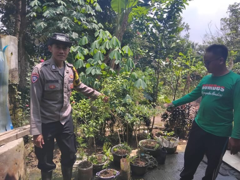 Dukung Asta Cita Presiden RI, Polsek Cikoneng Ajak Warga Gegempalan Buat Lahan Produktif