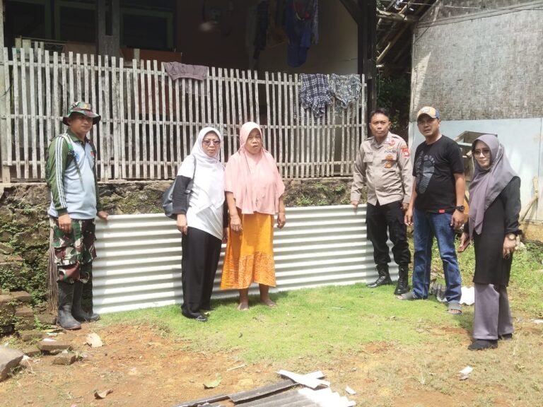 Peduli Warga Terdampak, Bhabinkamtibmas dan Babinsa Sambangi Dusun Bantardawa dan Bantu Perbaiki Atap Rumah