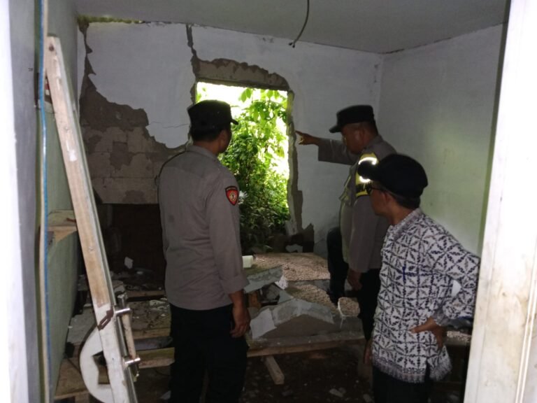 Polsek Kawali Polres Ciamis Datangi TKP Bencana Tebing Longsor Hantam Bangunan Rumah Warga