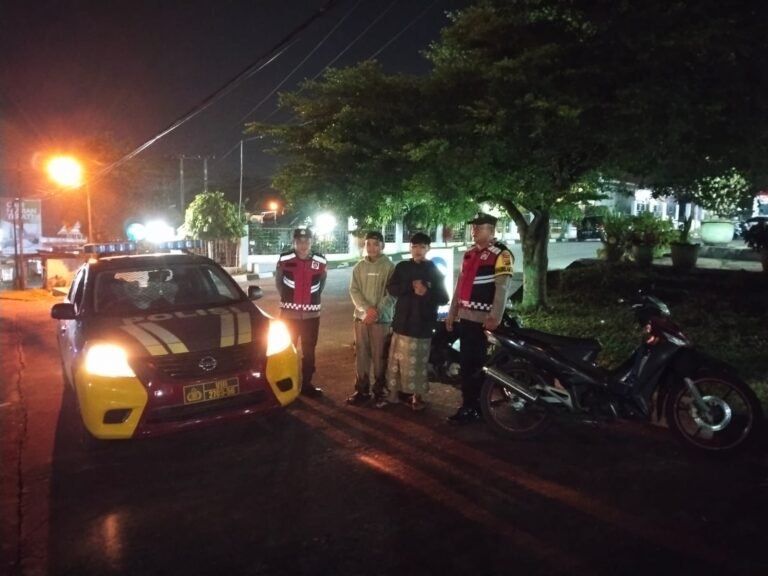 Berikan Rasa Aman, Personel Polsek Kawali Polres Ciamis Patroli Dialogis di Malam Hari