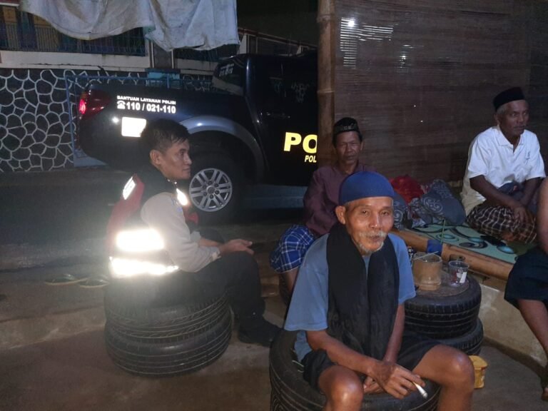 Humanis, Polsek Cipaku Polres Ciamis Patroli Dialogis Beri Kenyamanan Warga Saat Malam Hari