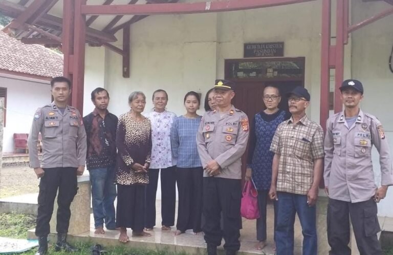 Berikan Rasa Aman, Polsek Cisaga Polres Ciamis Siagakan Personel PAM di Gereja Kristen Pasundan