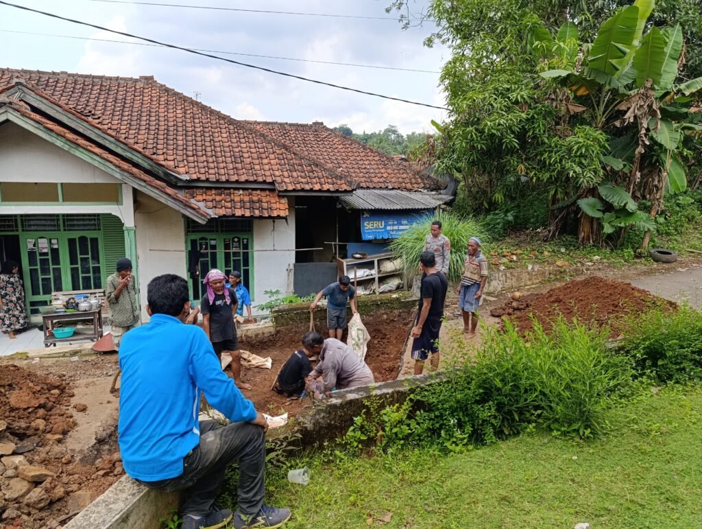 Polsek Cikoneng Polres Ciamis Ikuti Bareng Warga Kerja Bakti Renovasi Jembatan di Desa Kujang