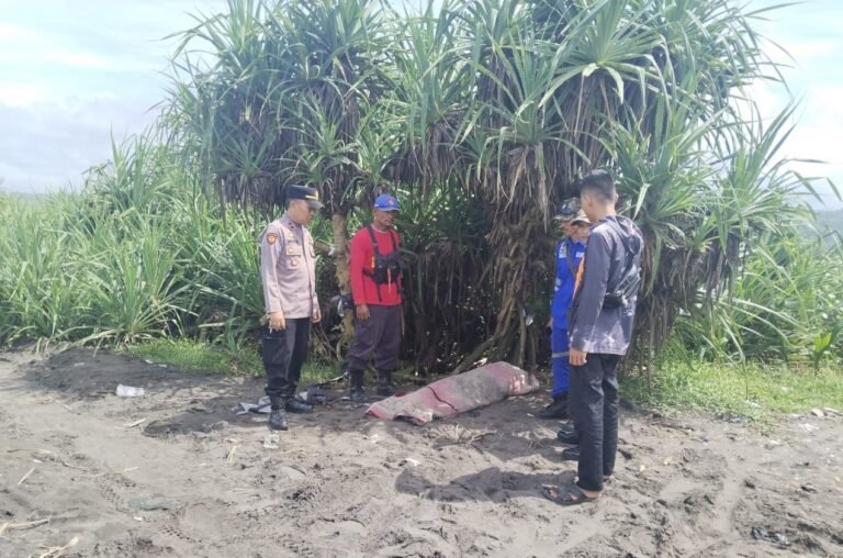 Polsek Caringin Cek TKP Penemuan Mayat Perempuan di Pantai Muara Cilaki