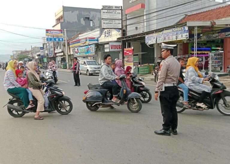 Pelayanan Masyarakat, Polsek Banjarsari Polres Ciamis Siaga di Jalur Rawan dan Padat Lalu Lintas