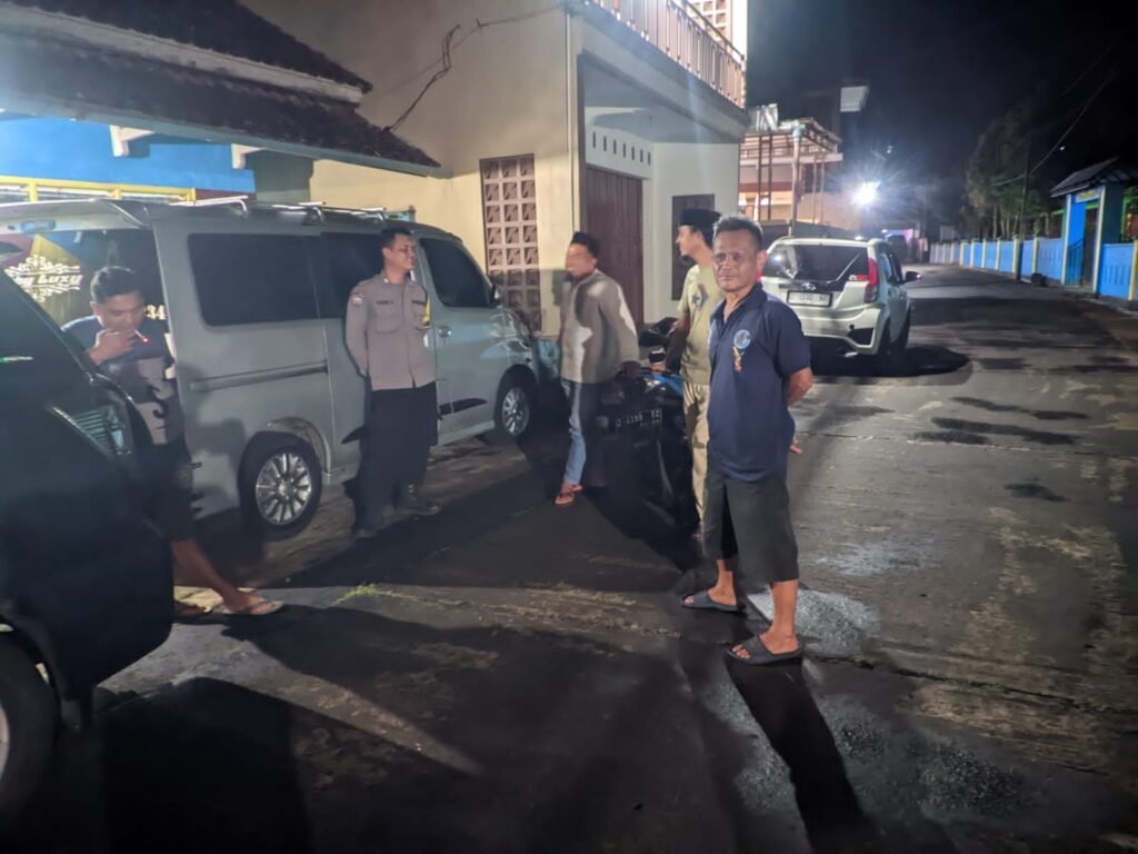 Humanis, Polsek Cipaku Polres Ciamis Patroli Dialogis Beri Kenyamanan Warga Saat Malam Hari