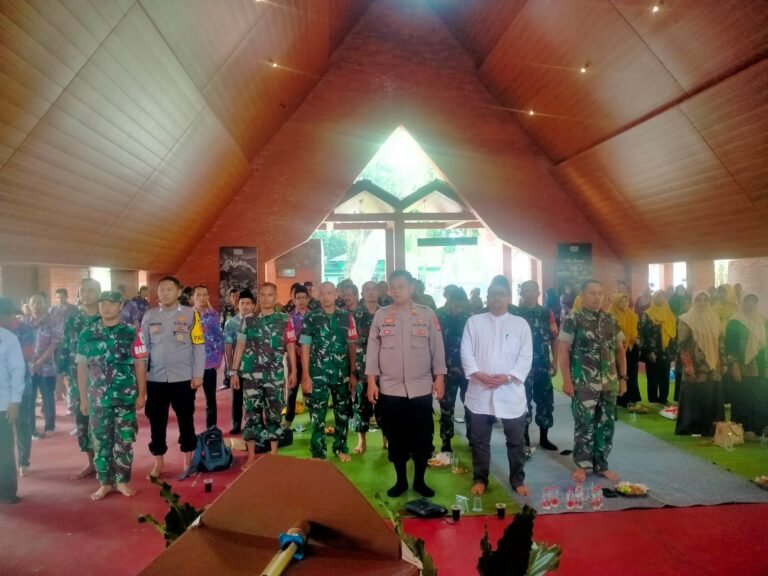 Kapolsek Cijeungjing Hadiri Halal Bi Halal Pemerintahan Desa se-Kecamatan Cijeungjing, Perkuat Sinergitas Pemerintahan dan TNI-Polri