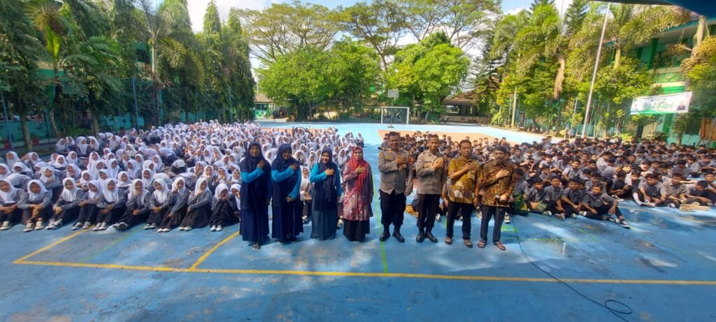 Kapolsek Cijeungjing Sosialisasikan UU Lalu Lintas dan SE Bupati Ciamis di MTsN 15 Ciamis