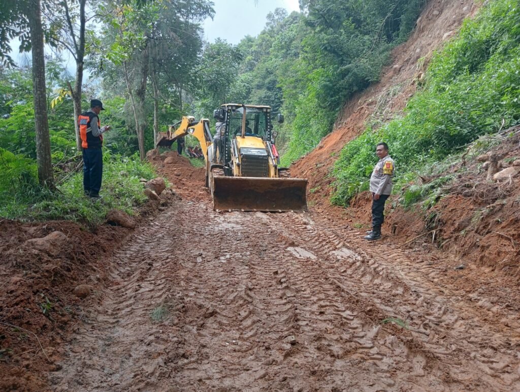 Patroli Mitigasi Polsek Talegong Cek Bencana Tanah Longsor