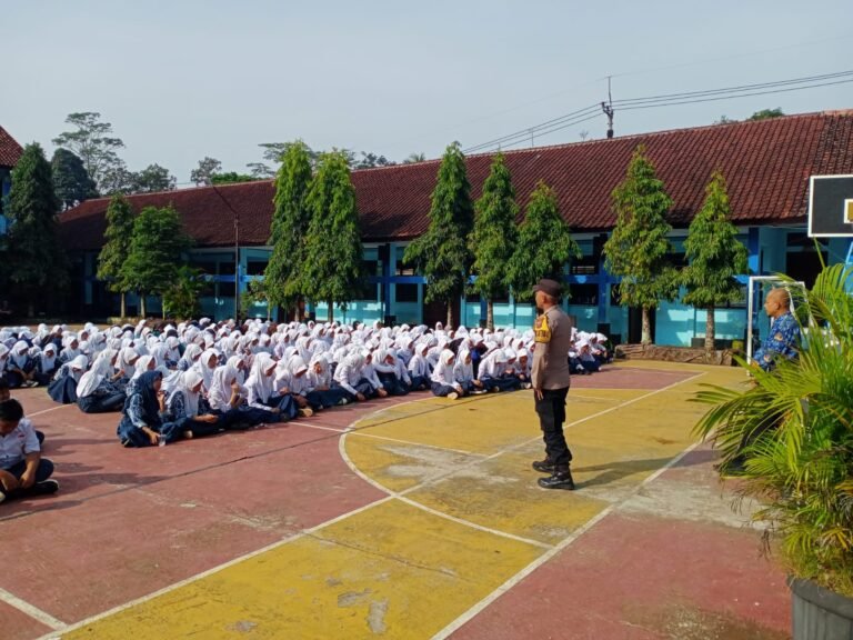 Polsek Ciamis Sosialisasikan Larangan Penggunaan Sepeda Motor bagi Pelajar di SMPN 1 Baregbeg