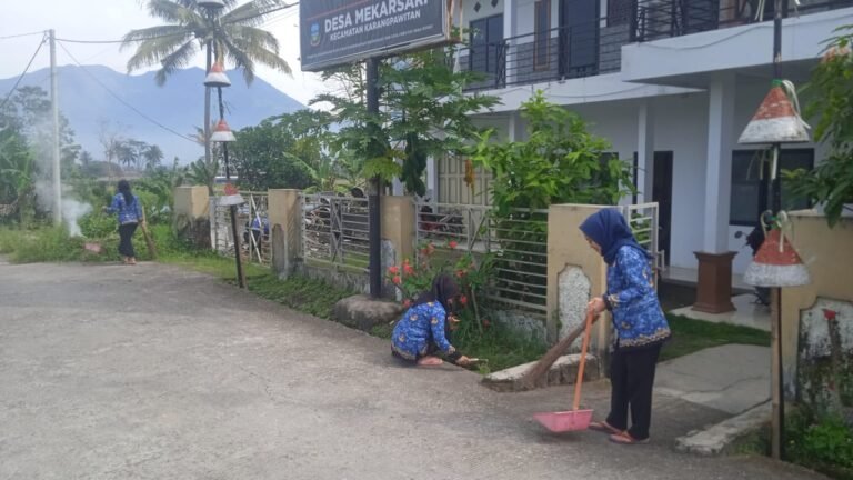 Perangkat Desa Mekarsari Bersama Warga Sekitar Laksanakan Kamsih