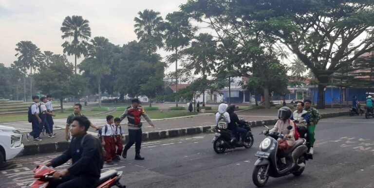 Pelayanan Masyarakat, Polsek Kawali Siagakan Personel di Jalur Padat Bantu Orang Menyebrang