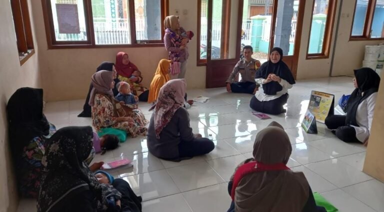 Perkuat Sinergitas, Polsek Cikoneng Polres Ciamis Koorkom Bersama Kader Posyandu Cikanyere